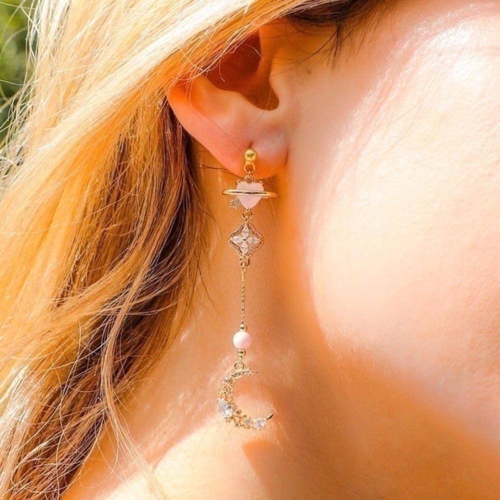 La meno Swinging Moon Earrings